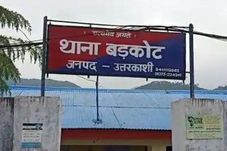 भूखे मजदूरों को 'जमाती' कहने वाले वॉट्सऐप ग्रुप एडमिन पर केस दर्ज, खाना न देने वाले 3 ठेकेदारों पर भी FIR भूखे मजदूरों को 'जमाती' कहने वाले वॉट्सऐप ग्रुप एडमिन पर केस दर्ज, खाना न देने वाले 3 ठेकेदारों पर भी FIR