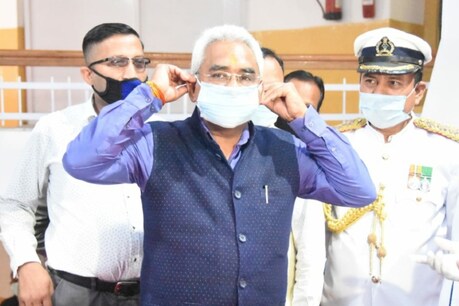 यूपी सरकार ने कोटा में फंसे बच्चों को लाने के लिए दो बसें रवाना की है.