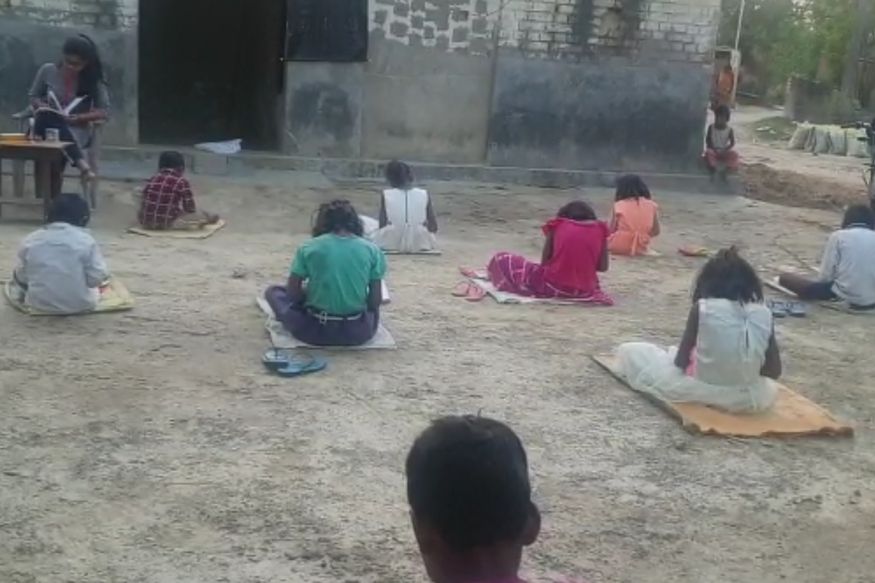 सोशल डिस्टनसिंग का पालन करते बच्चे
