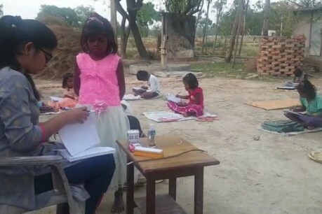 लॉकडाउन के दौरान प्रतापगढ़ में चलता अनोखा विद्यालय, नौनिहालों को जागरूक करती छात्रा लॉकडाउन के दौरान प्रतापगढ़ में चलता अनोखा विद्यालय, नौनिहालों को जागरूक करती छात्रा