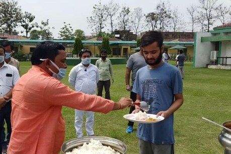 कुशीनगर: कोटा से असम जा रहे छात्रों ने एक स्वर में बोला- योगी हैं बेस्ट सीएम कुशीनगर: कोटा से असम जा रहे छात्रों ने एक स्वर में बोला- योगी हैं बेस्ट सीएम