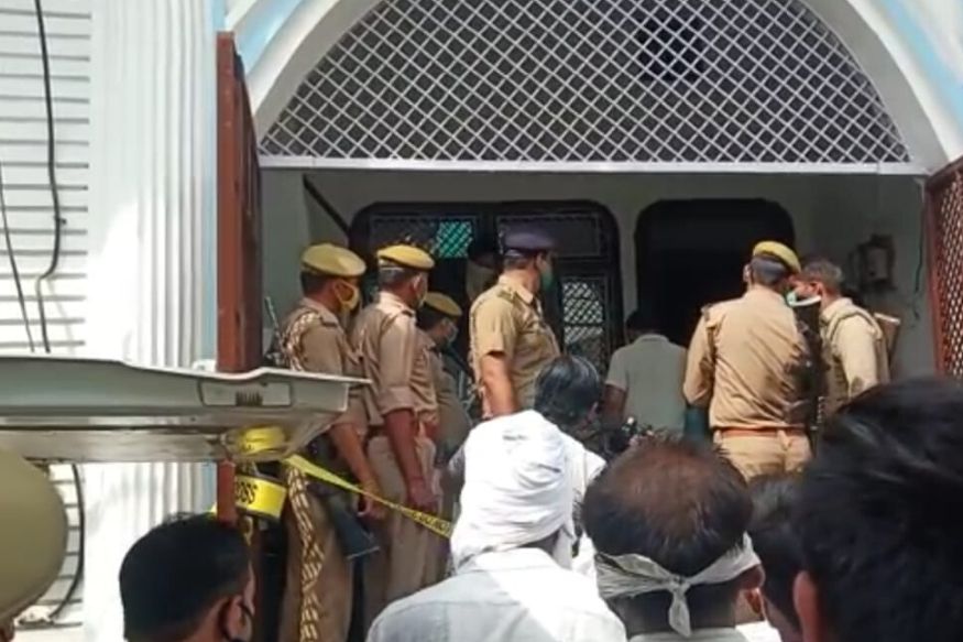 घटनास्थल पर मौजूद पुलिस अधिकारी