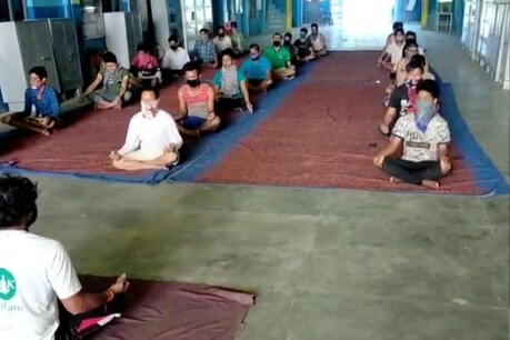 लखीमपुर खीरी: क्वारंटाइन सेंटर में रह रहे लोगों के लिए शुरु हुई योगा क्लास लखीमपुर खीरी: क्वारंटाइन सेंटर में रह रहे लोगों के लिए शुरु हुई योगा क्लास