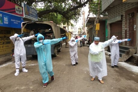 COVID-19: बनारस में हॉटस्पॉट इलाकों को सेनेटाइज करने के बाद नाचता-गुनगुनाता है ये 'गरुण' COVID-19: बनारस में हॉटस्पॉट इलाकों को सेनेटाइज करने के बाद नाचता-गुनगुनाता है ये 'गरुण'