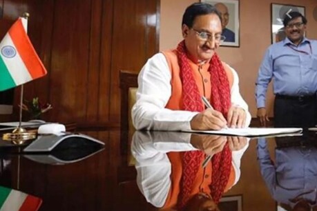 HRD मंत्री ने प्राइवेट स्कूलों से की अपील, कहा- फीस बढ़ाने के फैसले पर करें विचार HRD मंत्री ने प्राइवेट स्कूलों से की अपील, कहा- फीस बढ़ाने के फैसले पर करें विचार