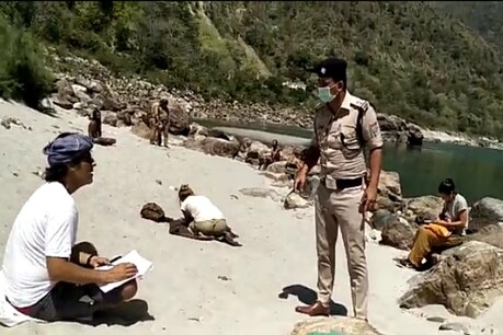 कोरोना के खिलाफ जंग में विदेशी सैलानियों को भी भागीदार बनाने की तैयारी में है पुलिस और प्रशासन.