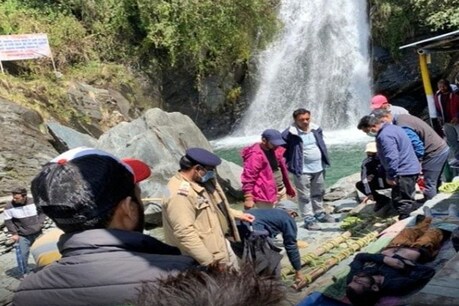 धर्मशाला: कर्फ्यू के बीच पिकनिक मनाने गए 5 दोस्त, 1 भागसू वॉटरफॉल में गिरा, मौत धर्मशाला: कर्फ्यू के बीच पिकनिक मनाने गए 5 दोस्त, 1 भागसू वॉटरफॉल में गिरा, मौत