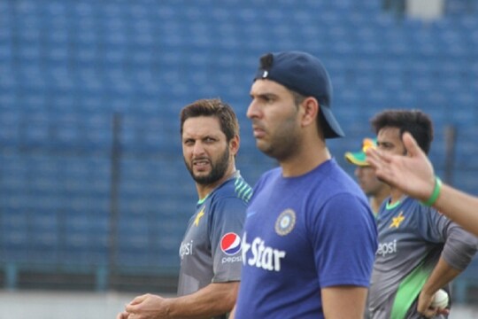 मैच के बाद युवराज  सिंह और शोएब मलिक बात कर रहे थे (फाइल फोटो)