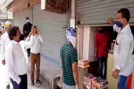 लॉकडाउन के दौरान डीएम अयोध्या ने दुकानों की जांच की