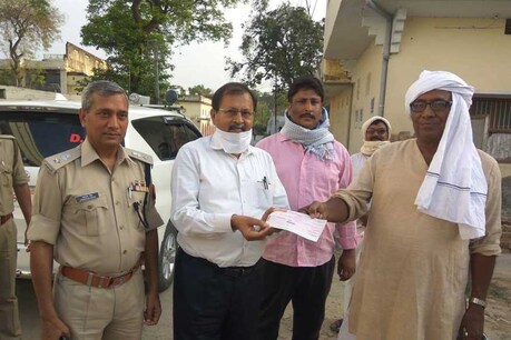 भदोही. पिता की तेरहवीं न कर बेटों ने CM राहत कोष में दान किए एक लाख रुपए भदोही. पिता की तेरहवीं न कर बेटों ने CM राहत कोष में दान किए एक लाख रुपए