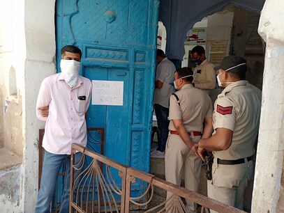 Nizamuddin Case: चरखी दादरी में रुके 16 लोगों पर प्रशासन की नजर, सभी का करवाया गया चेकअप Nizamuddin Case: चरखी दादरी में रुके 16 लोगों पर प्रशासन की नजर, सभी का करवाया गया चेकअप