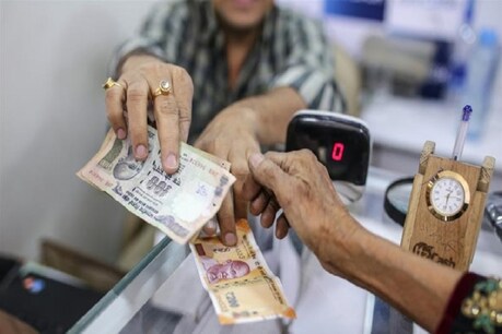 कोविड-19 संकट के बीच सार्वजनिक क्षेत्र के बैंकों की वैल्यूएशन घट गई है. ऐसे में सरकारी बैंकों के निजीकरण पर असमंजस की स्थिति है.