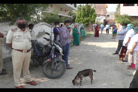 भागलपुर में तीन बुजुर्गों की मौत के बाद जमा भीड़