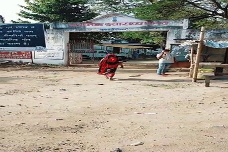 Corona की जांच के नाम पर खानापूर्ति कर रहे थे डॉक्टर, वीडियो वायरल हुआ तो सरकार ने किया सस्पेंड Corona की जांच के नाम पर खानापूर्ति कर रहे थे डॉक्टर, वीडियो वायरल हुआ तो सरकार ने किया सस्पेंड