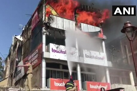 चंडीगढ़ के सेक्टर 17 में बिल्डिंग में भीषण आग, 7 दमकल की गाड़ियां मौके पर चंडीगढ़ के सेक्टर 17 में बिल्डिंग में भीषण आग, 7 दमकल की गाड़ियां मौके पर