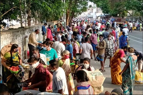 COVID-19: इन 5 शहरों में लॉकडाउन कड़ा होने से पहले जमकर उमड़ी भीड़, उड़ी सामाजिक दूरी की धज्जियां COVID-19: इन 5 शहरों में लॉकडाउन कड़ा होने से पहले जमकर उमड़ी भीड़, उड़ी सामाजिक दूरी की धज्जियां