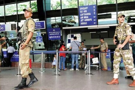 COVID-19: CISF को दिए गए 5,000 फेस हुड, कोरोना से बचाने में करेंगे मदद COVID-19: CISF को दिए गए 5,000 फेस हुड, कोरोना से बचाने में करेंगे मदद
