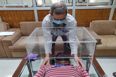 IIT गुवाहाटी के छात्रों ने इनट्यूबेशन बॉक्स बनाने के लिए शुरू किया क्राउडफंडिंग अभियान, 6 घंटे में जुटाए 50 हजार IIT गुवाहाटी के छात्रों ने इनट्यूबेशन बॉक्स बनाने के लिए शुरू किया क्राउडफंडिंग अभियान, 6 घंटे में जुटाए 50 हजार