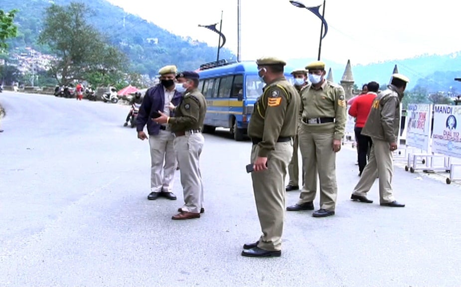 मंडी में पुलिस कर रही चालान.