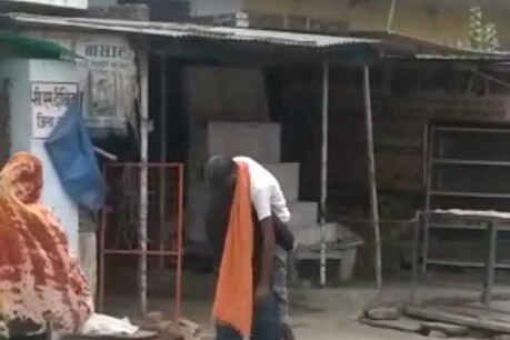 बेटे के कंधे पर ही पिता ने तोड़ा दम