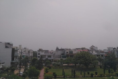 मौसम विभाग के अनुसार अगले तीन दिन तक यूपी में मौसम खुशनुमा बना रहेगा.