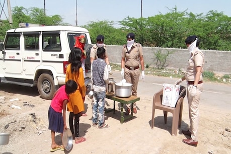 Coronavirus: जरूरतमंदो को खाना खिला रहीं महिला पुलिसकर्मी, थाने में ही चलती हैं रसोई Coronavirus: जरूरतमंदो को खाना खिला रहीं महिला पुलिसकर्मी, थाने में ही चलती हैं रसोई