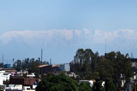 जालंधर से हिमाचल के पहाड़ों को नजारा भी दिखाई देने लगा है.