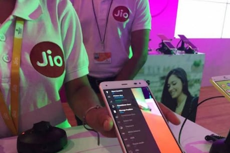 ....तो क्या TikTok को टक्कर देने के लिए Facebook ने की है Jio के साथ डील ....तो क्या TikTok को टक्कर देने के लिए Facebook ने की है Jio के साथ डील