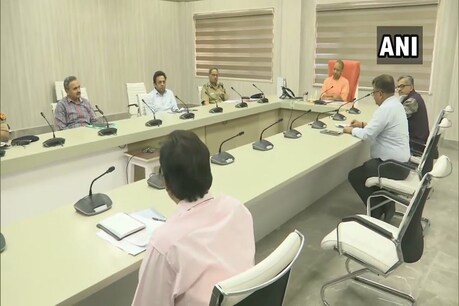 CM योगी ने यूपी के 377 धर्मगुरुओं से की बात, कोरोना से मिलकर लड़ने की अपील CM योगी ने यूपी के 377 धर्मगुरुओं से की बात, कोरोना से मिलकर लड़ने की अपील