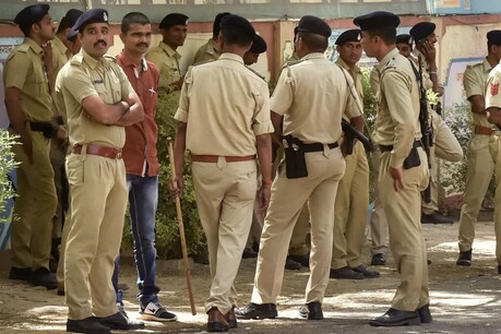 लॉकडाउन के दौरान मस्जिद में अदा कर रहे थे नमाज, कलबुर्गी में 14 लोग गिरफ्तार लॉकडाउन के दौरान मस्जिद में अदा कर रहे थे नमाज, कलबुर्गी में 14 लोग गिरफ्तार