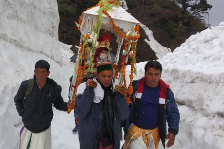 इस बार बाबा की डोली यात्रा में वैश्विक महामारी कोरोना संक्रमण से बचाव के लिए देशभर में लागू लॉकडाउन का पालन किया गया.