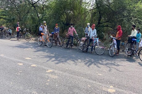 लॉकडाउन के बीच 50 साइकिल सवार जा रहे थे UP-बिहार, रास्ते में इनसे हुआ सामना