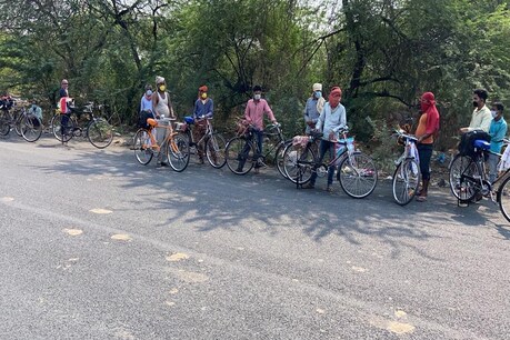 लॉकडाउन के बीच 50 साइकिल सवार जा रहे थे UP-बिहार, रास्ते में इनसे हुआ सामना लॉकडाउन के बीच 50 साइकिल सवार जा रहे थे UP-बिहार, रास्ते में इनसे हुआ सामना