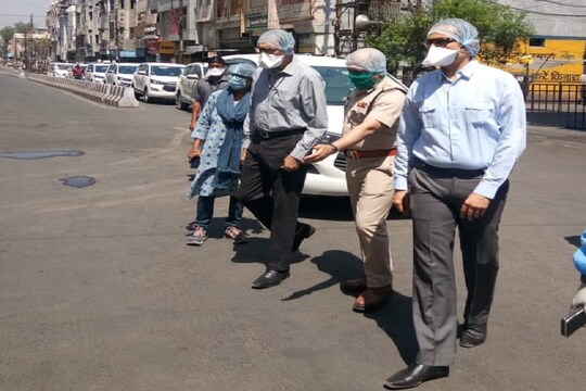 इंदौर के कलेक्टर मनीष सिंह के साथ अन्य पदाधिकारी