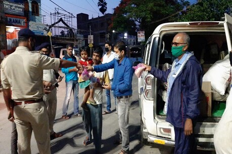 शादी की थी सालगिरह और कोरोना बंदी, डॉक्टर दंपति ने कुछ इस तरह किया सेलिब्रेशन ! शादी की थी सालगिरह और कोरोना बंदी, डॉक्टर दंपति ने कुछ इस तरह किया सेलिब्रेशन !