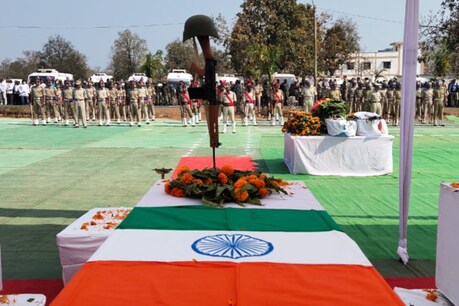 'CRPF के 76 जवानों की लाशें देख हाथ-पैर कांपने लगे थे, कैमरा निकालने की हिम्मत तक नहीं थी' 'CRPF के 76 जवानों की लाशें देख हाथ-पैर कांपने लगे थे, कैमरा निकालने की हिम्मत तक नहीं थी'