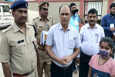 सुहानी ने अपना गुल्लक सिटी मजिस्ट्रेट को सौंप कर पीएम मोदी तक पंहुचाने को कहा