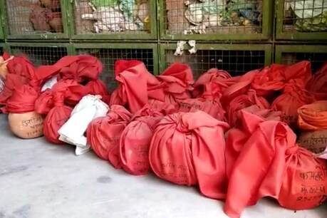 मोक्ष धाम में विसर्जन का इन्तजार कर रहे अस्थि कलश