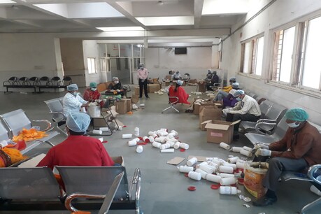 COVID-19: अब 'आयुष योद्धा' 5 हजार लोगों तक पहुंचा रहे दवा, मिल रहा ऐसा फीडबैक COVID-19: अब 'आयुष योद्धा' 5 हजार लोगों तक पहुंचा रहे दवा, मिल रहा ऐसा फीडबैक