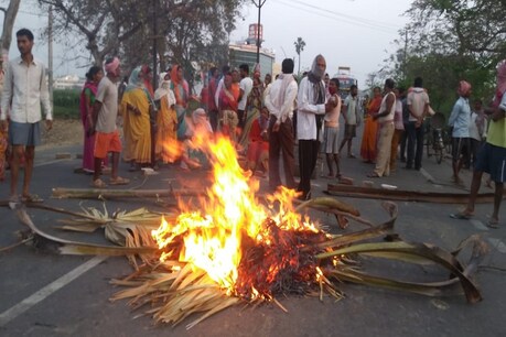 नालंदा के बिहारशरीफ में नाराज किसानों ने सड़क पर आग लगा दी