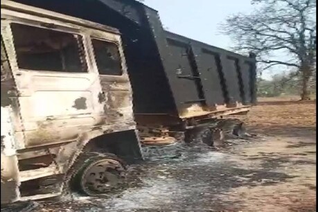 छत्तीसगढ़ में नक्सलियों का तांडव, सड़क निर्माण कार्य में लगे 7 वाहनों में आग लगाई छत्तीसगढ़ में नक्सलियों का तांडव, सड़क निर्माण कार्य में लगे 7 वाहनों में आग लगाई