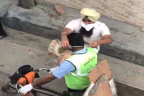 Video: पंजाब के नाभा में सफाईकर्मियों का फूल, तालियों और नोटों की माला से स्वागत Video: पंजाब के नाभा में सफाईकर्मियों का फूल, तालियों और नोटों की माला से स्वागत