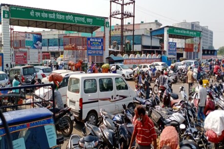 समझाइश के बाद भी सोशल डिस्टेंसिंग का पालन नहीं किया जा रहा है.