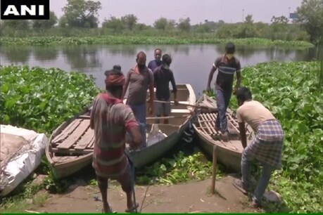 दिल्ली: यमुना खादर इलाके में नाव के जरिए RSS पहुंचा रही है लोगों को मदद दिल्ली: यमुना खादर इलाके में नाव के जरिए RSS पहुंचा रही है लोगों को मदद