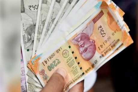 Lockdown: अचानक से बैंक अकाउंट में आने लगे 2 से 5 लाख रुपये, डरी हुई भी़ड़ पहुंची थाने Lockdown: अचानक से बैंक अकाउंट में आने लगे 2 से 5 लाख रुपये, डरी हुई भी़ड़ पहुंची थाने