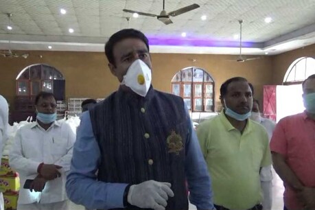 बीजेपी विधायक संगीत सोम ने 25 हजार परिवार तक पहुंचाया राशन