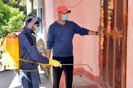 Ranchi Covid-19 Update: सेनिटाइज कर रहे निगमकर्मियों पर युवकों ने छत से थूका Ranchi Covid-19 Update: सेनिटाइज कर रहे निगमकर्मियों पर युवकों ने छत से थूका