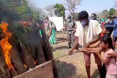 जम्मू में आतंकी हमले में शहीद का शव पहुंचा कोंडागांव, बेटियों ने दी मुखाग्नि जम्मू में आतंकी हमले में शहीद का शव पहुंचा कोंडागांव, बेटियों ने दी मुखाग्नि