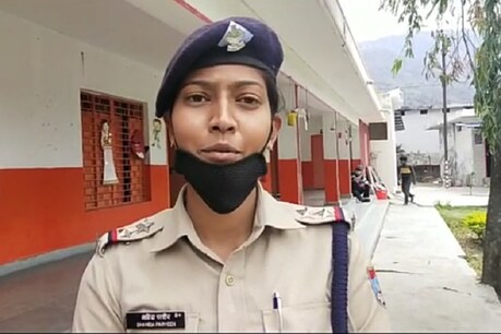 उत्तराखंड: SI शाहिदा परवीन के जज्बे को सलाम, कहा- कोरोना का खात्मा होने के बाद ही करूंगी शादी उत्तराखंड: SI शाहिदा परवीन के जज्बे को सलाम, कहा- कोरोना का खात्मा होने के बाद ही करूंगी शादी