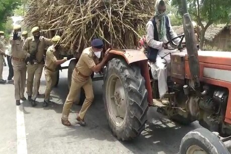 पुलिस को देख घबराहट में बंद हुआ किसान का ट्रैक्टर, सुल्तानपुर के SP ने धक्का लगाकर कराया स्टार्ट पुलिस को देख घबराहट में बंद हुआ किसान का ट्रैक्टर, सुल्तानपुर के SP ने धक्का लगाकर कराया स्टार्ट